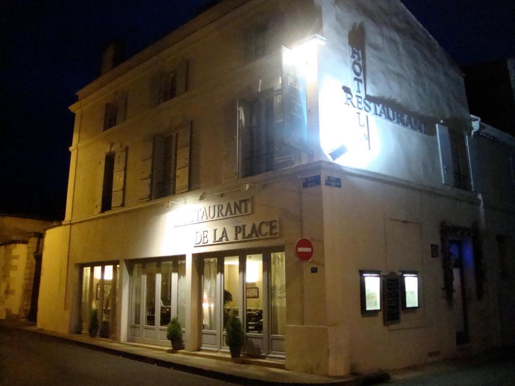 Hotel Restaurant De La Place Saint-Jean-dʼAngély Dış mekan fotoğraf
